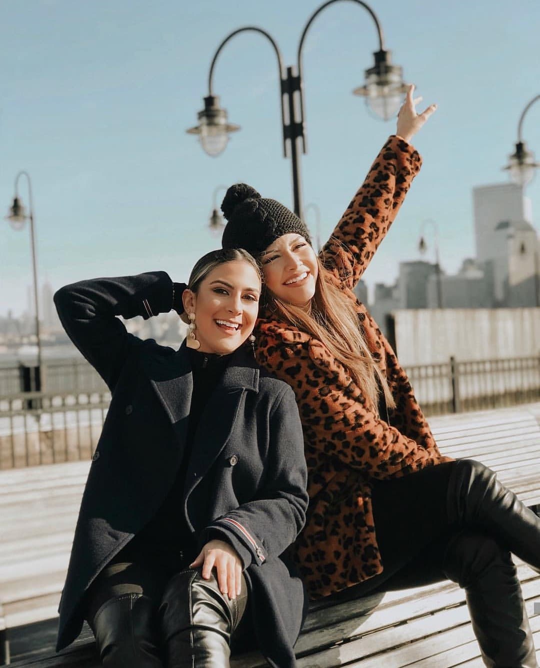 También ha ido de gira con el equipo de Despierta América, en donde aprovecha cada oportunidad para fotografiarse en los bellos paisajes. De Nueva York guardó esta fotografía con Ana Patricia.