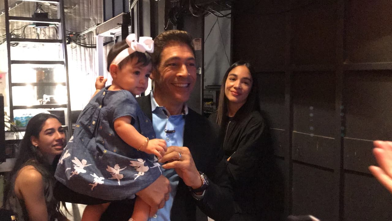 Acompañada de su mamá Natalia y de su tía Thalía, la chiquita llegó a sorprender a su abuelito al trabajo.