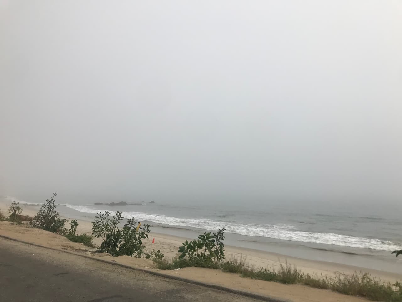 Esta es la 
<a href="https://www.univision.com/local/los-angeles-kmex/mientras-las-playas-de-los-angeles-permanecen-vacias-otros-condados-reciben-a-decenas-de-visitantes-fotos">playa</a> de Santa Monica. Con unas condiciones regulares seriamos capaz de ver el muelle. Sin embargo, a una distancia menor de una milla es imposible.