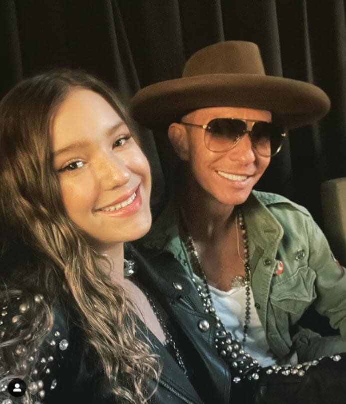 Ser hija de un matrimonio famoso, intentar abrirse camino por ella misma en el mundo artístico y el constante escrutinio a su vida privada y la de su familia le han ganado constantes señalamientos.
<br>