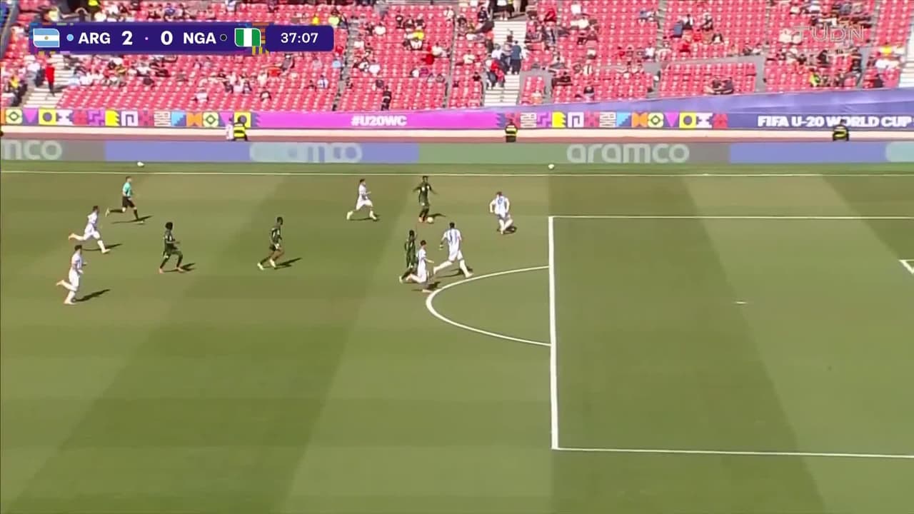 ¡Increíble! El árbitro no marca este penalazo para Nigeria