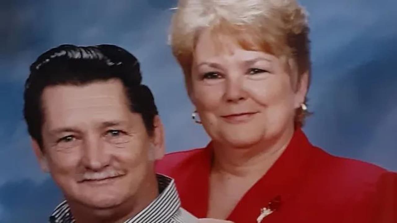 <h2 class="cms-H2-H2">Casados 50 años y murieron abrazados</h2>
<br>
<h3 class="cms-H3-H3">Carolina del Norte</h3>
<br>
<br>Jerry y Marcia Savage se casaron hace más de 50 años jurando amarse hasta que la muerte los separara. Y el amor entre ambos fue tan grande que cuando
<b><a href="https://www.univision.com/noticias/fenomenos-naturales/huracan-helene-tormenta-perfecta-cifras-estados-devastacion-generalizada-sureste-eeuu" target="_blank">el huracán Helene</a></b> derribó un árbol sobre su habitación, perdieron la vida, abrazados, en el mismo instante.
<br>
<br>Sus hijos y nietos están seguros de que
<b>ni la muerte pudo interpornerse entre el electricista y la cajera de banco</b>, ambos
<b>retirados, de 78 y 74 años</b> respectivamente.
<br>
<br>
<i><a href="https://www.univision.com/local/north-carolina-wuvc/el-abrazo-de-marcia-y-jerry-savage-que-impidio-a-helene-separarlos-en-su-muerte-en-carolina-del-sur">Mira aquí la historia completa.</a></i>