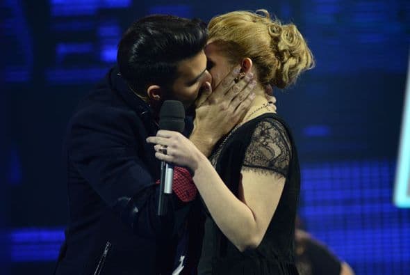 ¡Y le dio un tierno beso!