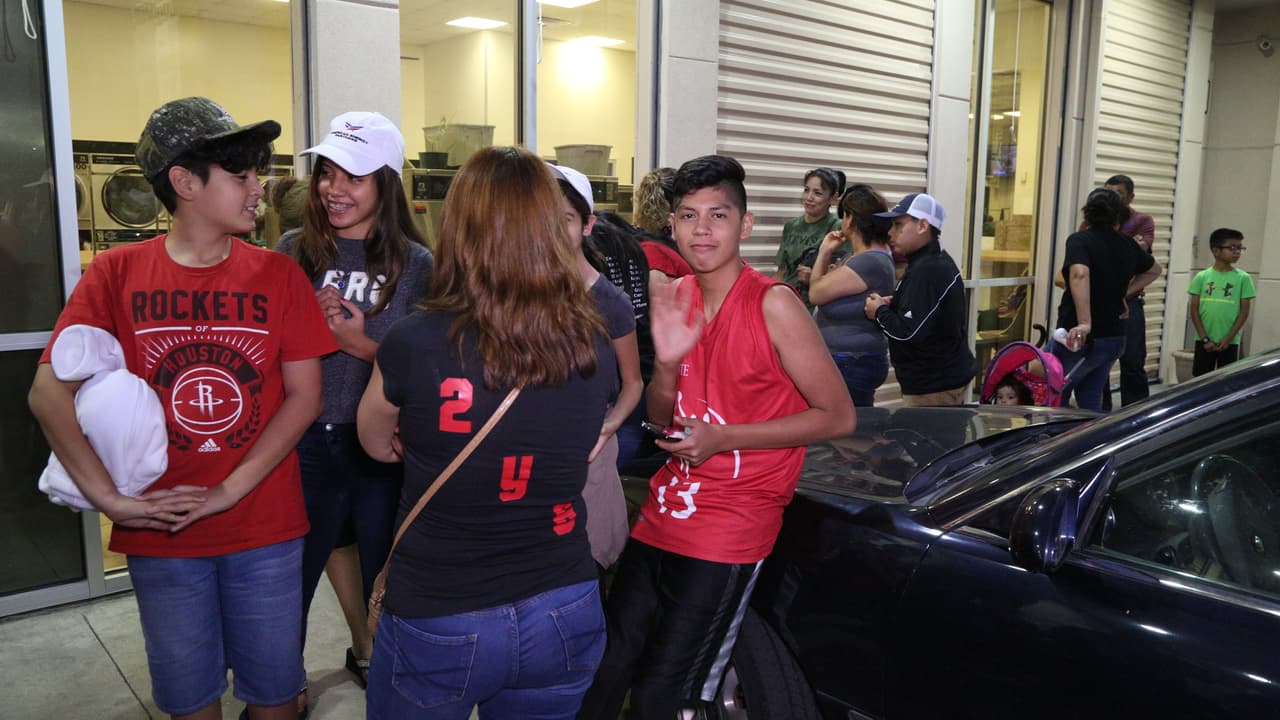 Así fue la entrega de ayudas por 'El Bueno, La Mala y El Feo' en Port Arthur, una de las localidades más afectadas por el huracán Harvey.