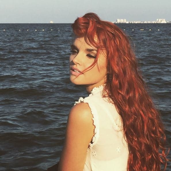 y al otro como una hermosa pelirroja.