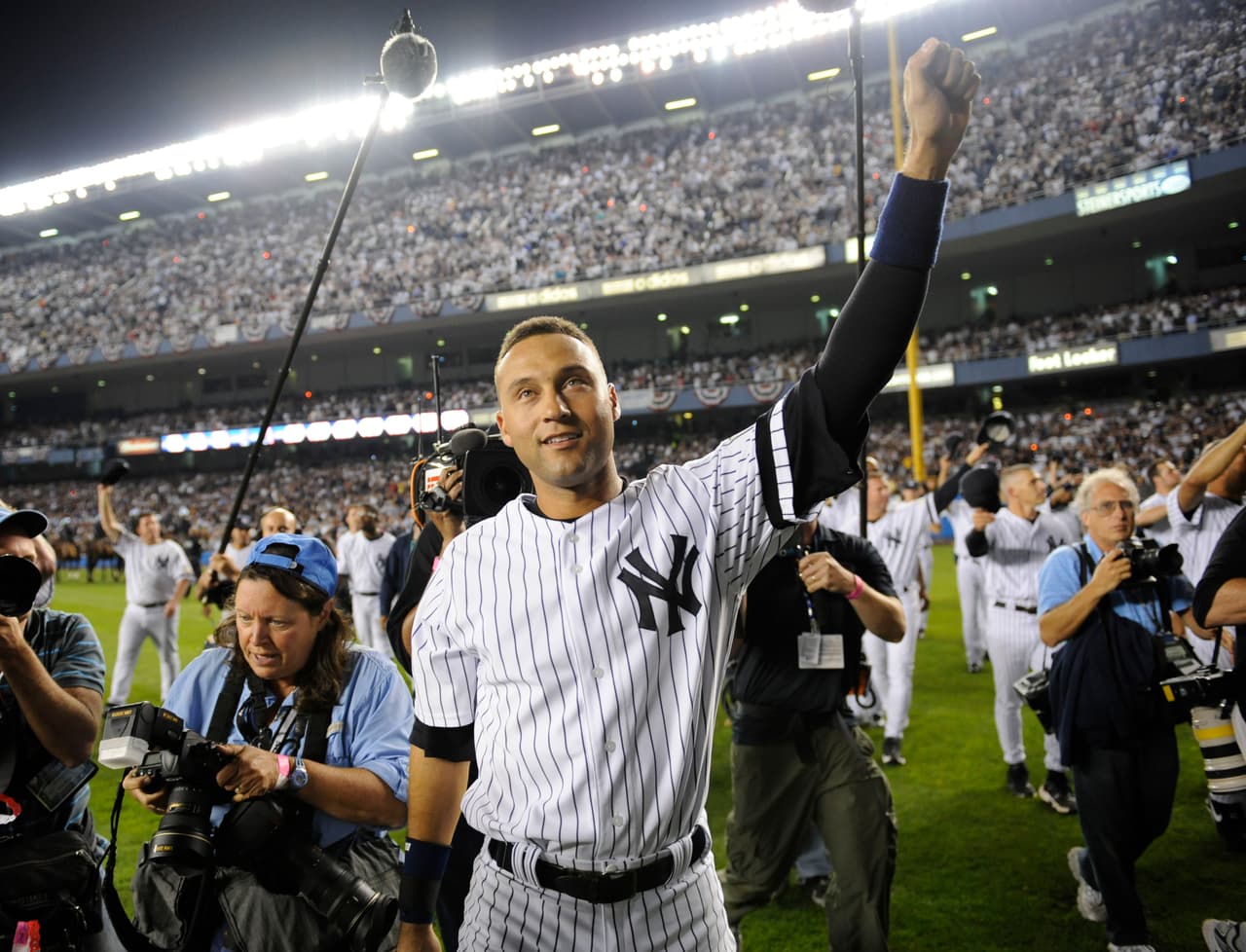 Después del juego, los Yankees se reunieron en el cuadro mientras Derek Jeter pronunció un discurso para honrar el apoyo de los fanáticos al equipo.