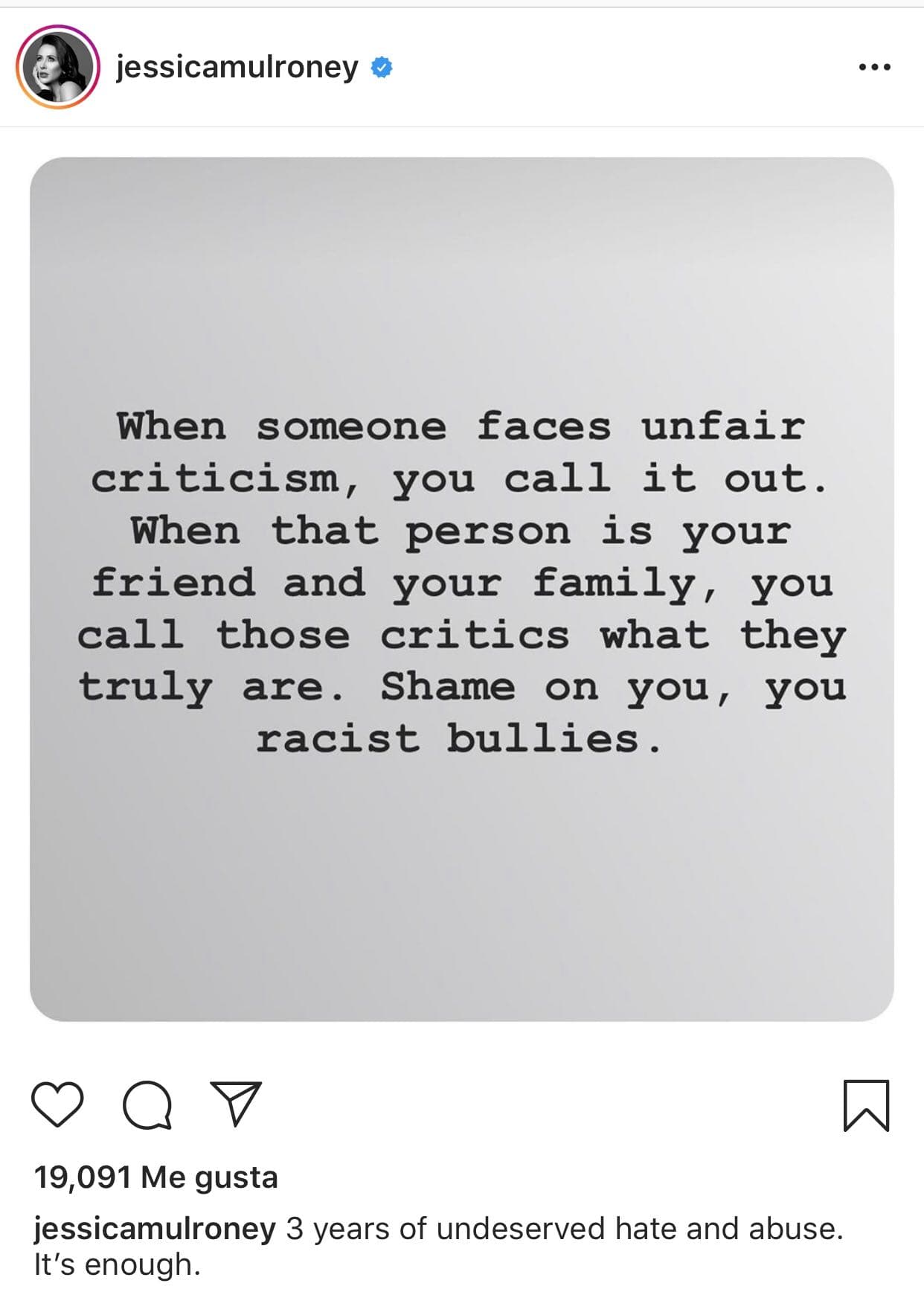 "Cuando alguien está siendo criticado de una manera injusta, lo desafías. Cuando esa persona es tu amiga y tu familia, llamas a esos críticos lo que realmente son. 
<b>Qué vergüenza, acosadores racistas</b>", increpó Mulroney 
<b><a href="https://www.instagram.com/p/B1Z82qCFXga/" target="_blank">en Instagram.</a></b>