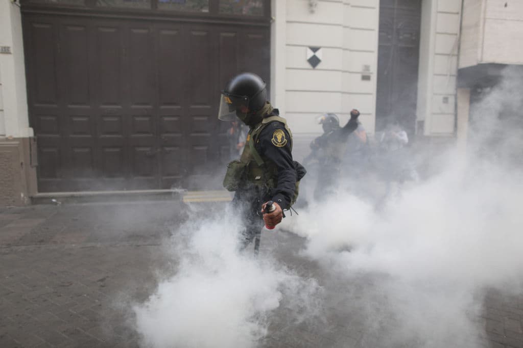 Los manifestantes fueron reprimidos por la policía con porras y gases lacrimógenos. Un periodista de la televisora estatal TV Perú resultó herido, según informó AFP.