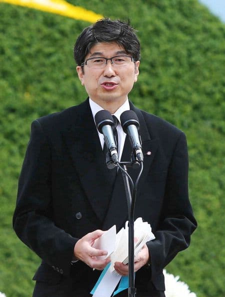 Criticó además la revisión de la Carta Magna impulsado por el primer ministro nipón, Shinzo Abe. Taue pide que Japón preserve sus principios pacifistas.