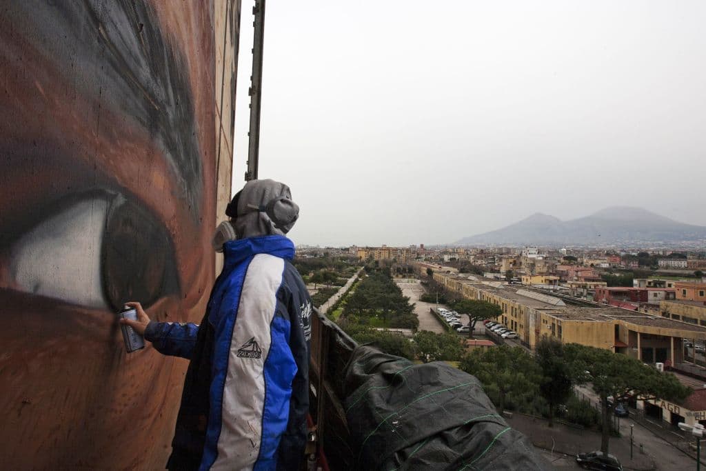 El artista italiano, Jorit Agoch pinta un mural del Diego en el edificio Bronx en San Giovanni a Teduccio, en las cercanías de Napoli.