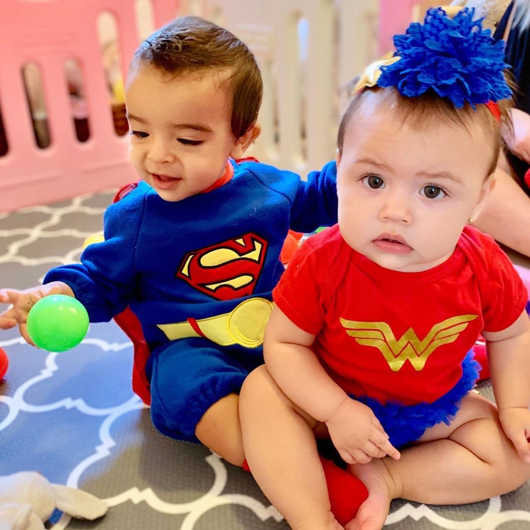 En los días de descanso, Carolina Sarassa no se pierde ni un solo momento de su pequeña de 8 meses: "Para derretirse de amor con este par de bellezas, deseándole un feliz cumpleaños al 'Superman' de mi Chloé".