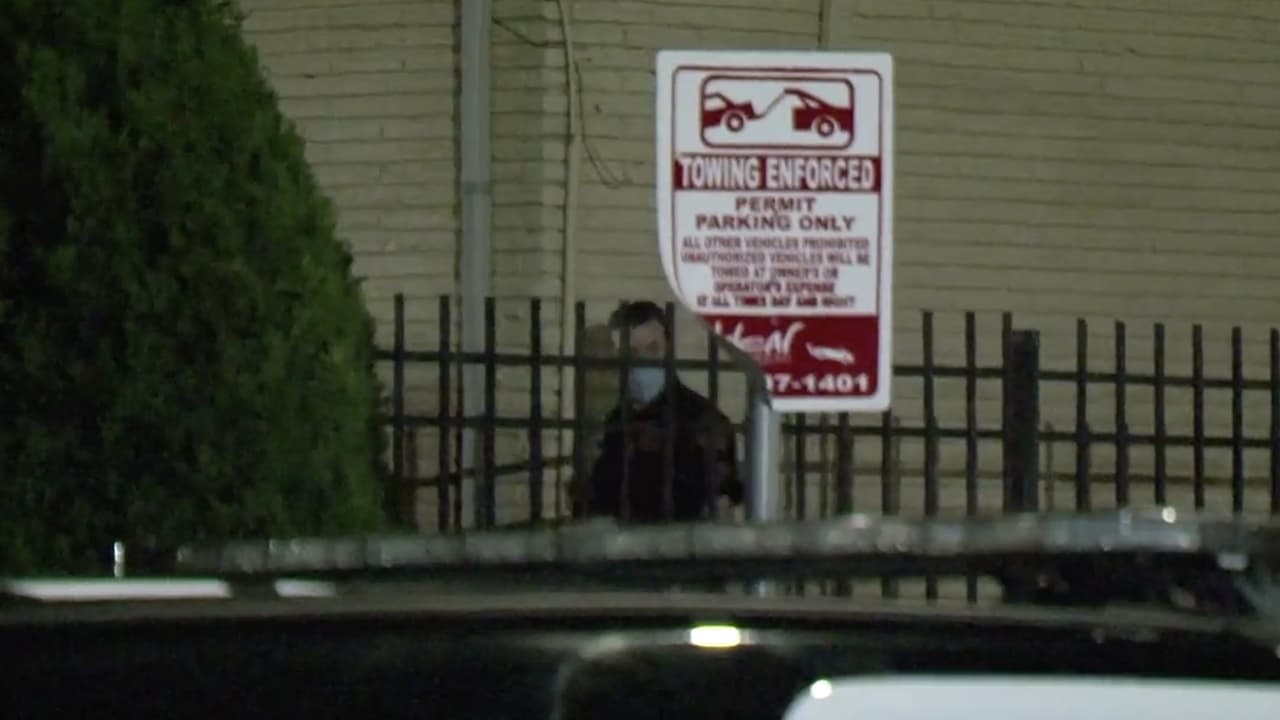 Las autoridades revisan las cámaras de vigilancia y piden a quien tenga información que la reporte a Crime Stoppers.