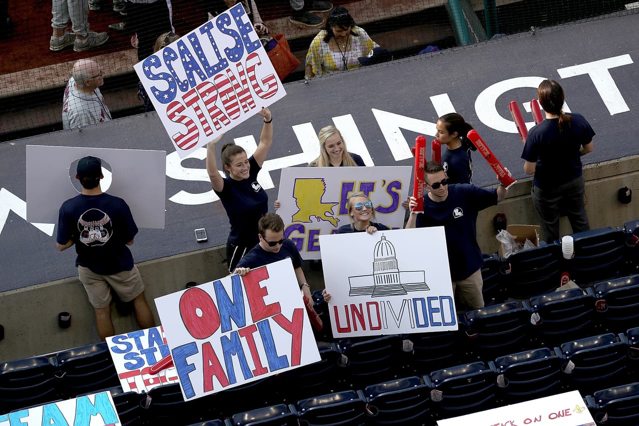 Espectadores muestran pancartas de apoyo a Steve Scalise, que se encuentra hospitalizado y en estado crítico tras recibir un disparo en la cadera que le causó una fuerte hermorragia y daños en distintos órganos.