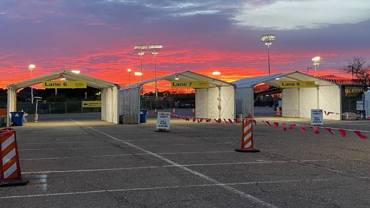 Inicia jornada de vacunación contra el coronavirus en el Estadio Municipal de Phoenix
