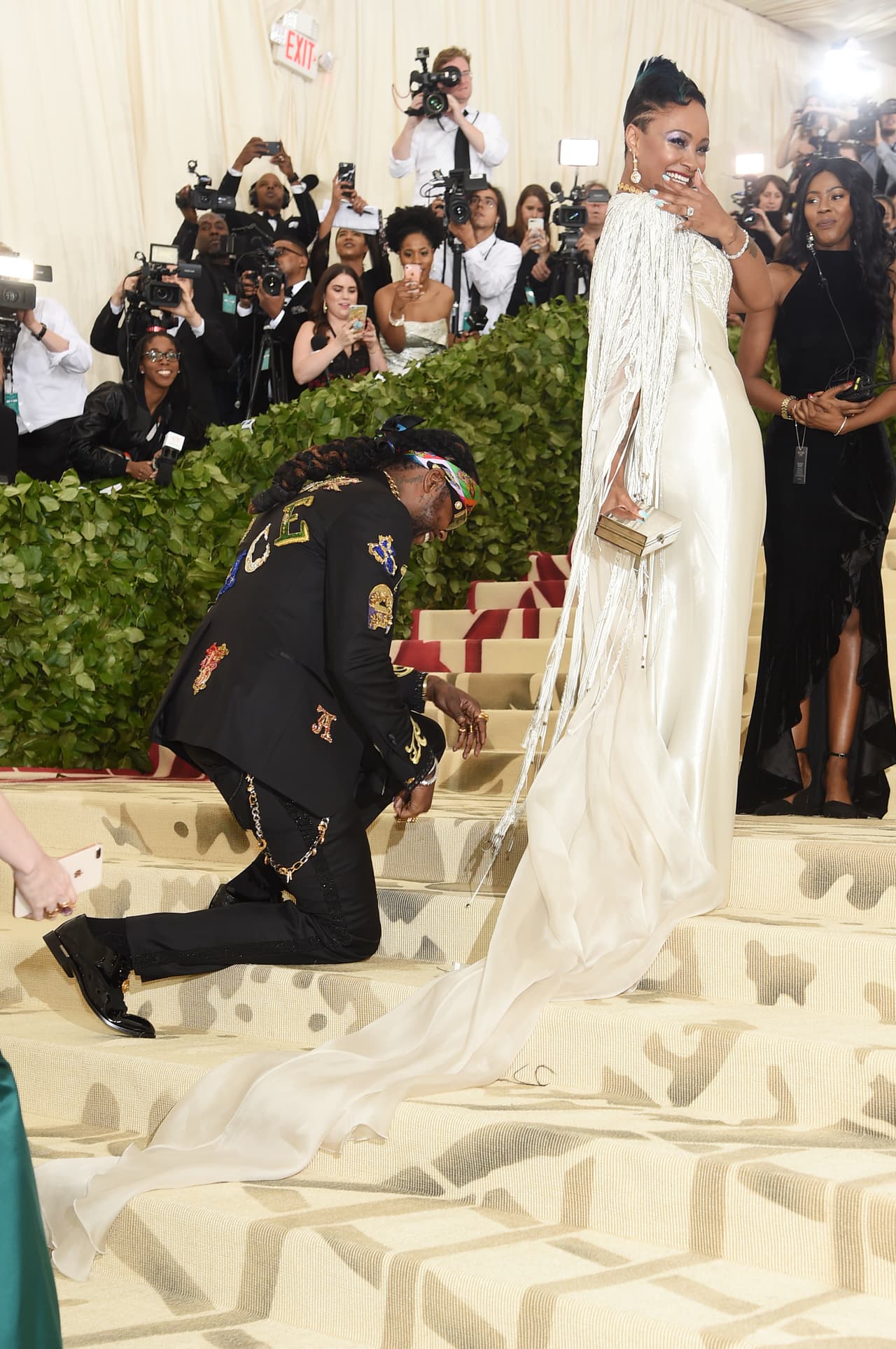 No fue el atuendo del rapero 2 Chainz lo que marcó su debut en el evento, sino que en las mismas escalinatas del MET sacó un anillo y le pidió matrimonio a su pareja Kesha Ward, con quien tiene tres hijos.
