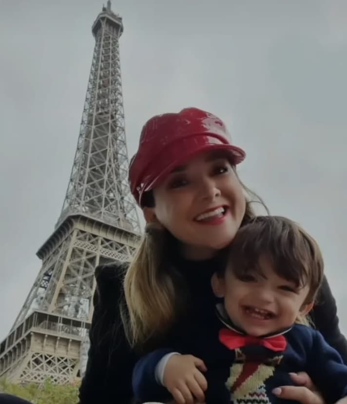 Ella dio la bienvenida al otoño en Francia, viajó junto a su pequeño
<a href="https://www.univision.com/famosos/sherlyn-esta-de-vacaciones-en-paris-con-su-hijo-andre">André</a>, de un año de edad.