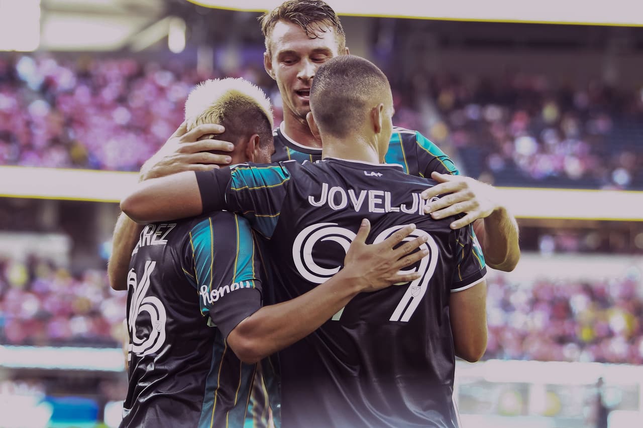 Chicharito y LA Galaxy confirmaron el mal momento de unas Chivas que siguen sin saber anotar y que otra vez se cansaron de fallar hasta que la defensa no pudo con la definición de Joveljic y un gran disparo de Pérez.