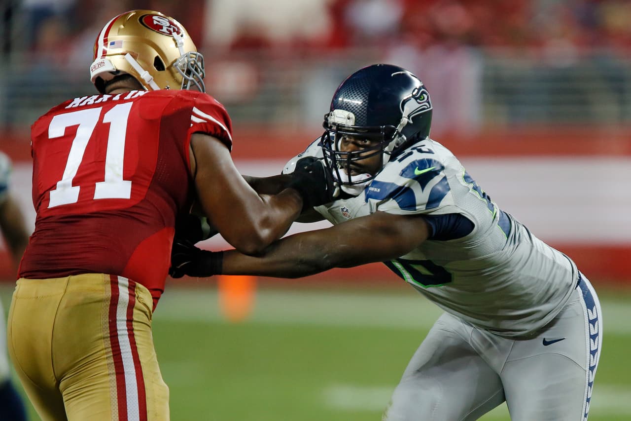 Los problemas personales y la depresión lo orillaron a retirarse de la NFL tras 15 encuentros con el equipo de la bahía y sólo tres temporadas disputadas.