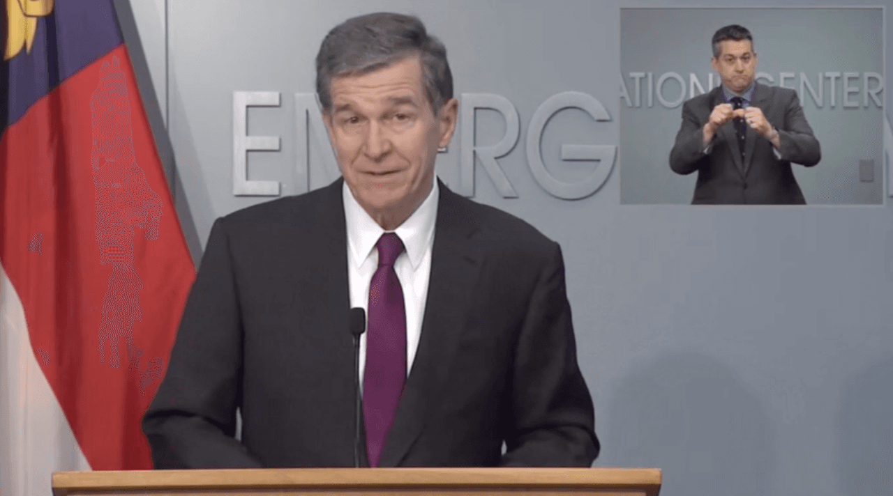 Roy Cooper espera levantar las restricciones del coronavirus el 1 de junio (excepto esta medida)