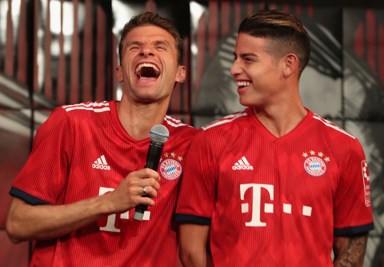 Este martes, en Múnich, el F.C. Bayern realizó la presentación de su nueva playera para la próxima temporada con varios de sus jugadores que son imagen de la reconocida marca alemana encargada de confeccionar sus uniformes. Este se estrenerá en el último juego de la Bundesliga ante el Stuttgart y se volverá a usar en la final de la DFB Pokal ante el Eintracht Frankfurt de Carlos Salcedo y Marco Fabián.