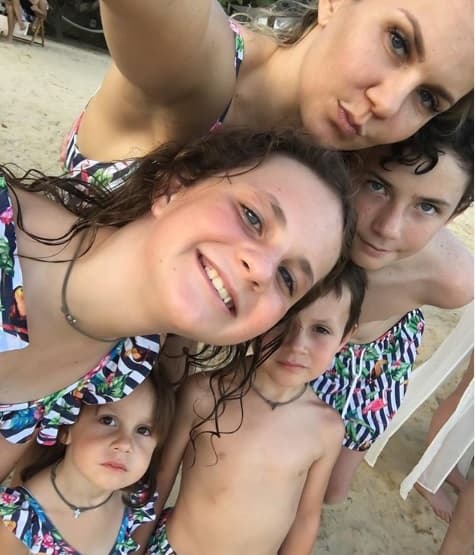 Leandro y Michelle son producto del 
<b><a href="https://www.univision.com/famosos/quienes-son-cuatro-hijos-michelle-vieth" target="_blank">matrimonio que la actriz tuvo con el empresario Leandro Ampudia</a></b>, de 2004 a 2011.
<br>