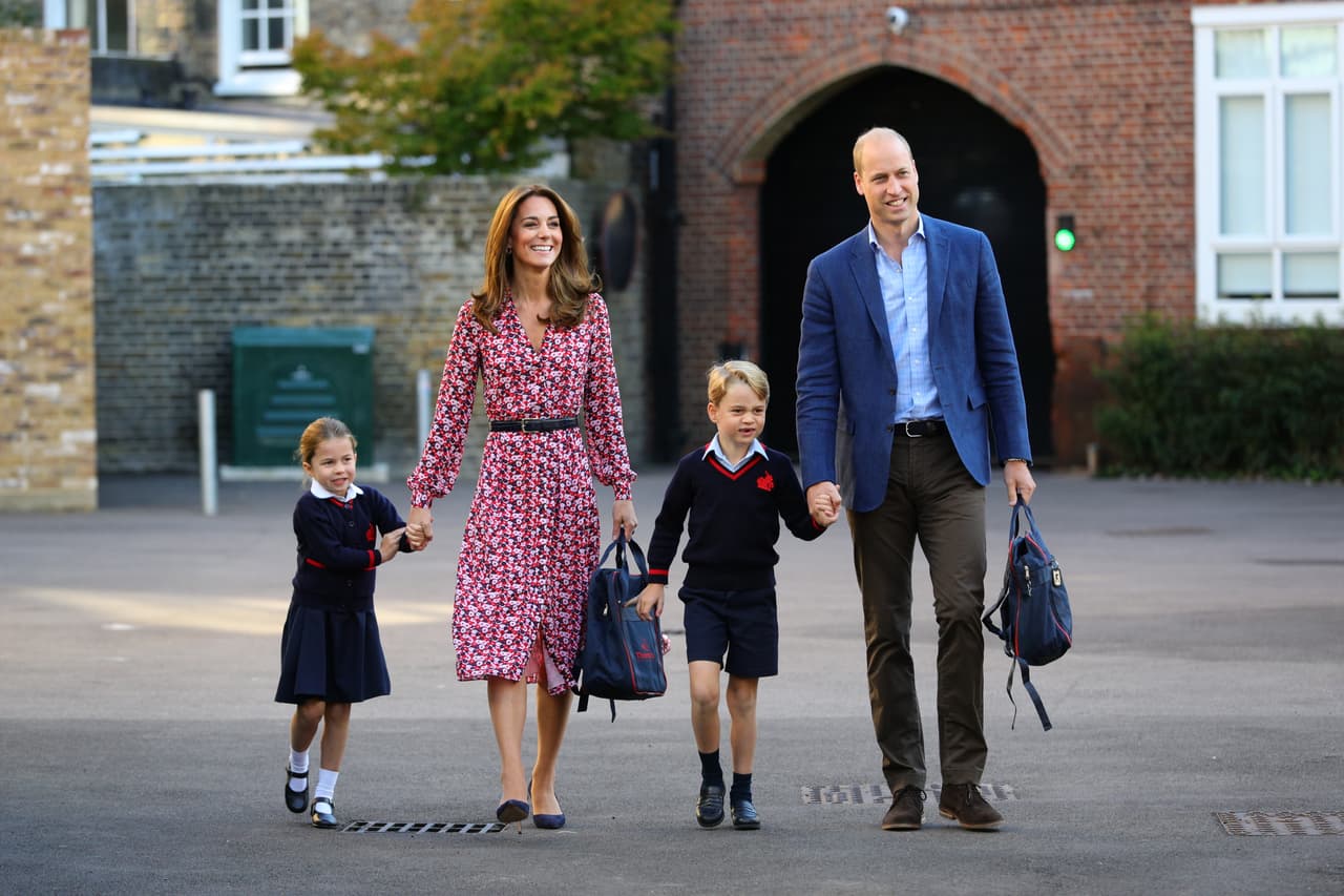 Apenas el pasado jueves 5 de septiembre, la princesa Charlotte del Reino Unido, de 4 años, también fue fotografiada en 
<b><a href="https://www.univision.com/famosos/en-fotos-la-princesa-charlotte-amanecio-sonriente-pero-llego-mas-seria-a-su-primer-dia-de-clases-fotos" target="_blank">su primer día oficial de clases</a></b> de la mano de su madre, Kate Middleton. La acompañaron su hermano mayor, el príncipe George, de 6 años, y su papá, el príncipe William.