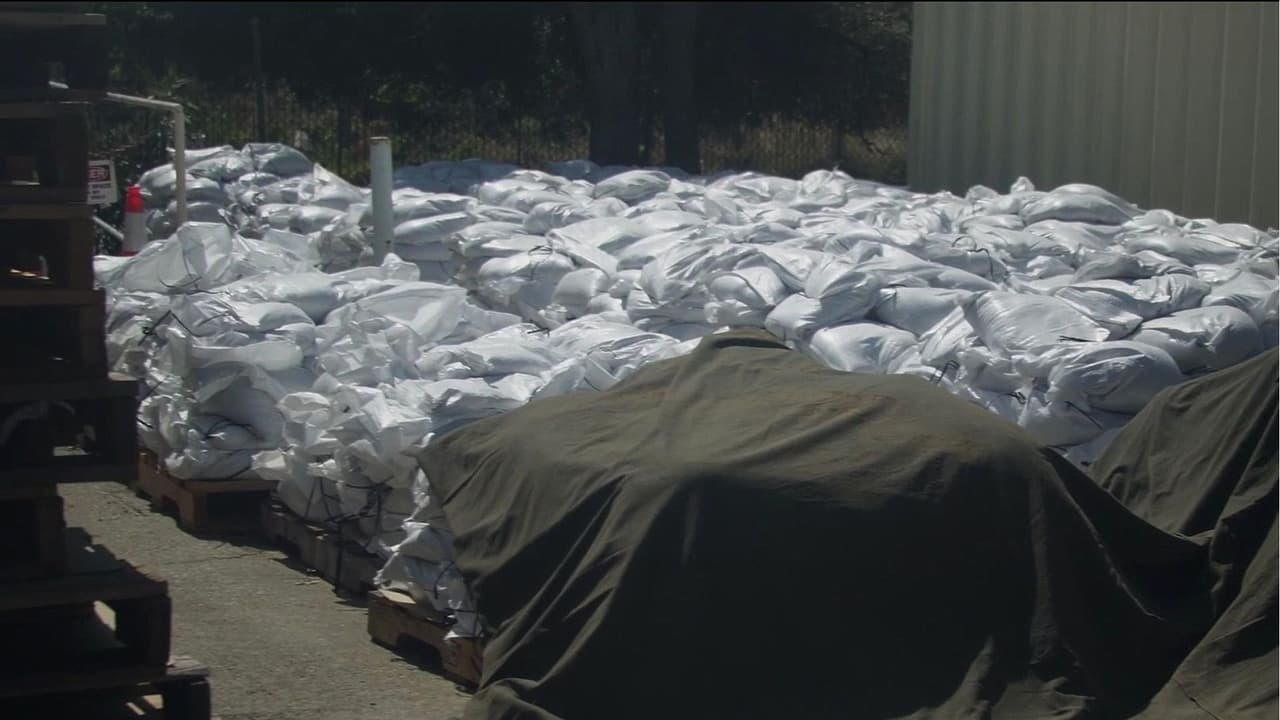 Reparten en Altadena costales de arena gratis para enfrentar posibles inundaciones por 'El Niño'