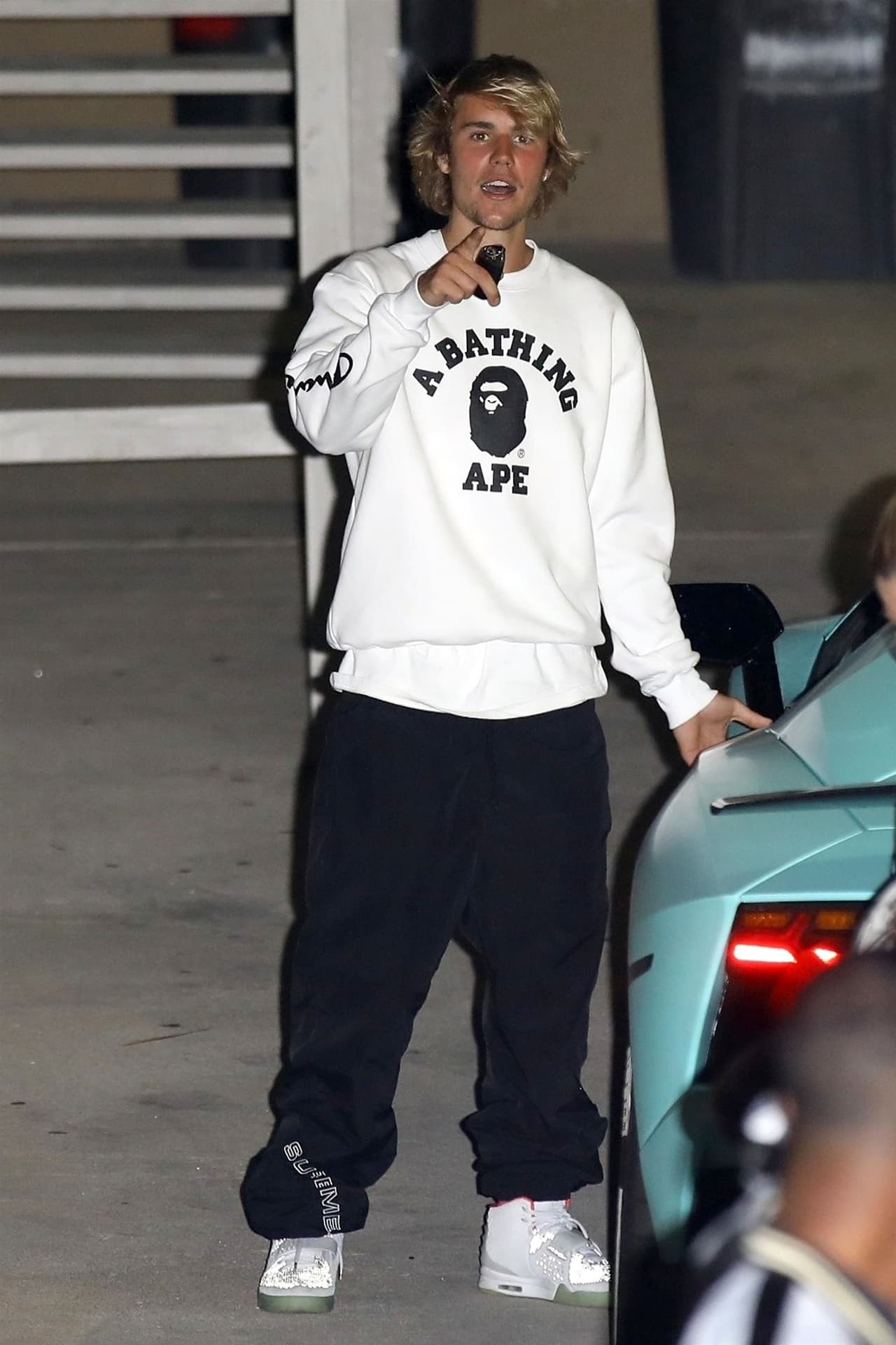 Scooter niega que el cantante haya usado insultos racistas contra el demandante, pero acepta que la pelea sí tuvo lugar, como lo presenta el portal TMZ.