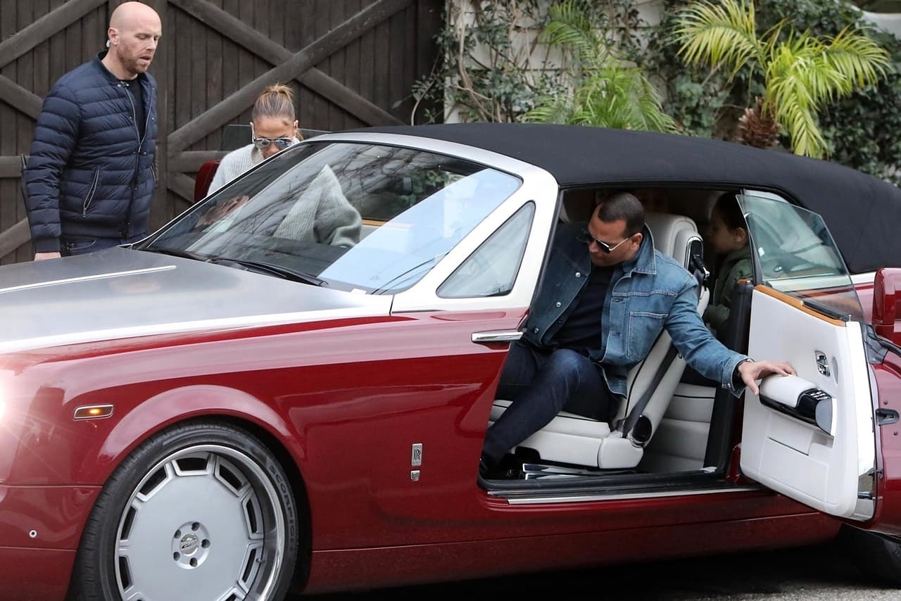 Jennifer López y A-Rod fueron vistos esta semana en Malibú, California, visitando residencias para alquiler y venta.