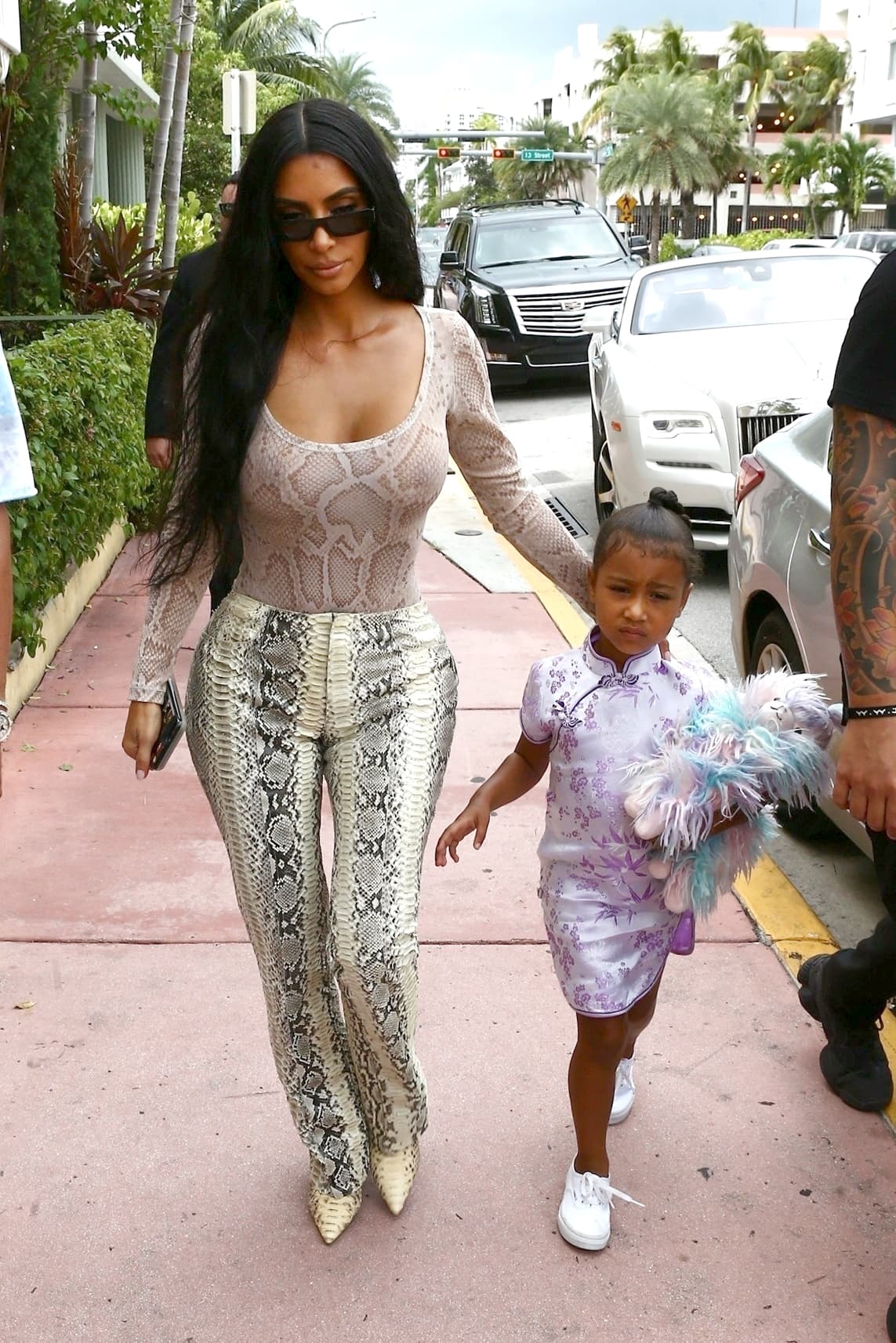 La socialite decidió separarse de North durante la comida debido a que un paparazzo estaba en el restaurante y quería evitar que su hija fuera captada por la cámara, según dijo el representante de Kim al Daily Mail.
<br>