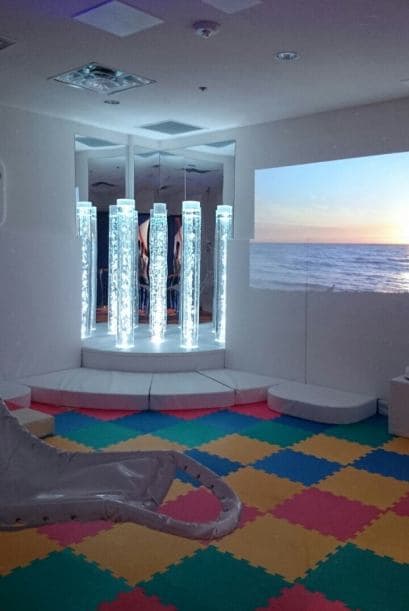 Cada cuarto cuenta con tecnología de punta para brindar una ayuda de primer nivel, como es evidente aquí en la sala multisensorial, con luces, fibras, colores y maquinaria especializada.