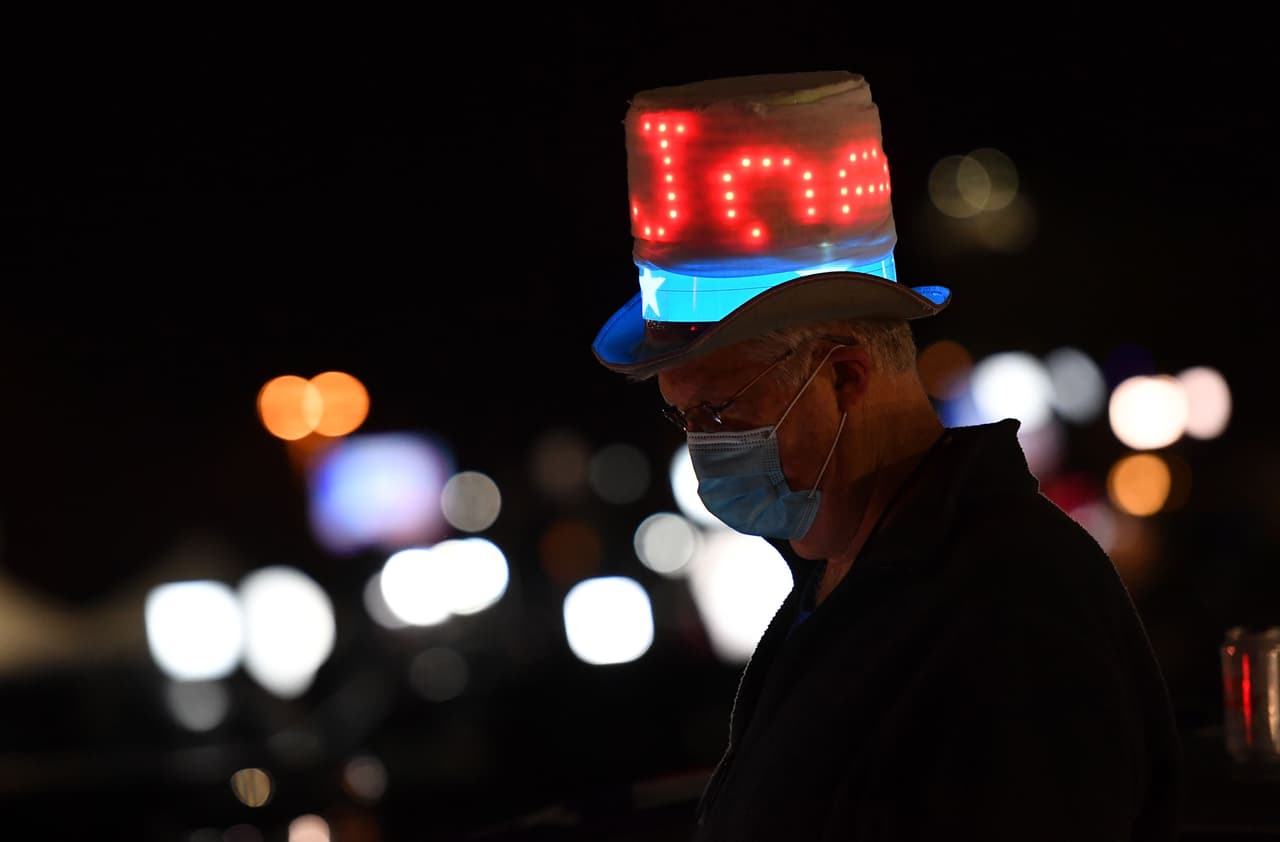Un partidario del candidato demócrata en Wilmington, Delaware, desde donde Biden habló al país en la madrugada.