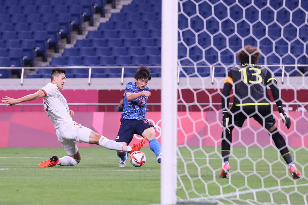 La selección mexicana cae ante los locales 2-1 durante su segundo partido en los Juegos Olímpicos de Tokyo 2020. México se jugará su pase a Cuartos de Final el miércoles ante Sudáfrica. Takefusa Kubo anotó el primer tanto para la escuadra nipona, seguido de Doan al 11'; el 'Piojo' Alvarado anotó al minuto 85' pero no le alcanzó a la escuadra azteca.
