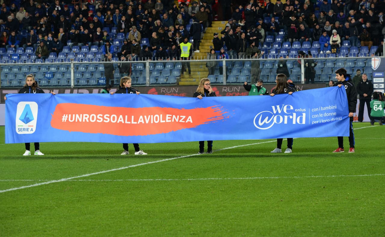 La Serie A italiana se unió con el hashtag #unrossoallaviolenza, donde todos los jugadores usaron pintura roja en una mejilla para solidarizarse con las mujeres y a favor de esta causa que está en contra de la violencia.