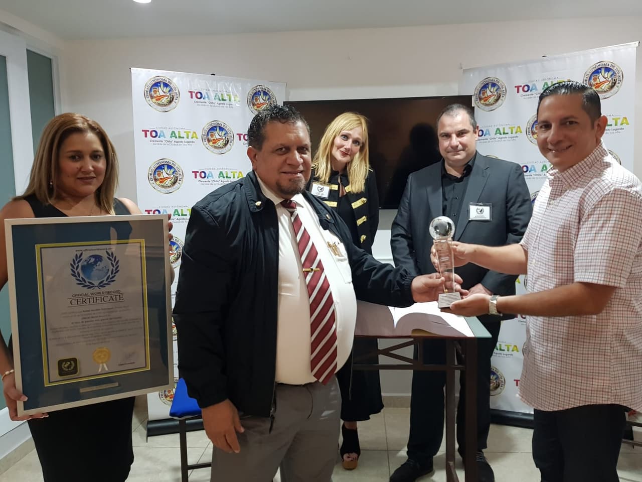 Boricua establece récord mundial de literatura