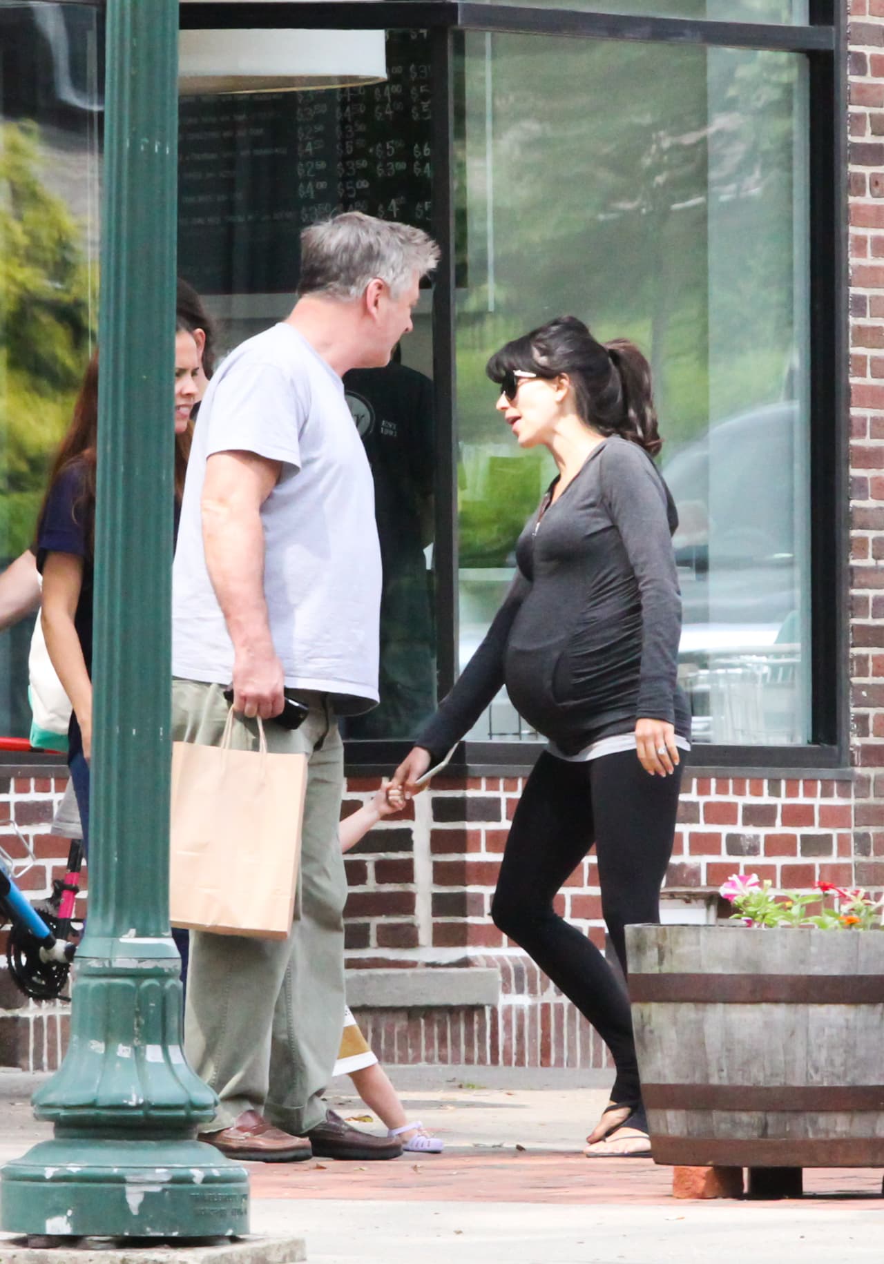 En entrevista con People, Hilaria Baldwin explicó la razón por la cual ha recurrido a sus redes sociales para compartir su vivencia.
<br>