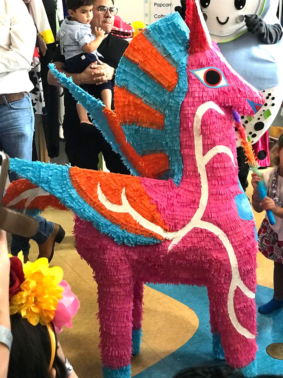 La piñata estaba lista para divertir a los pequeños invitados.
