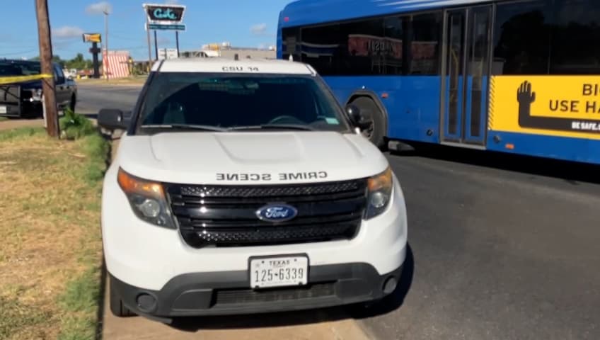 Un oficial del Departamento de Seguridad Pública estaba cerca y escuchó la persecución por la radio, así que brindó ayuda al policía.