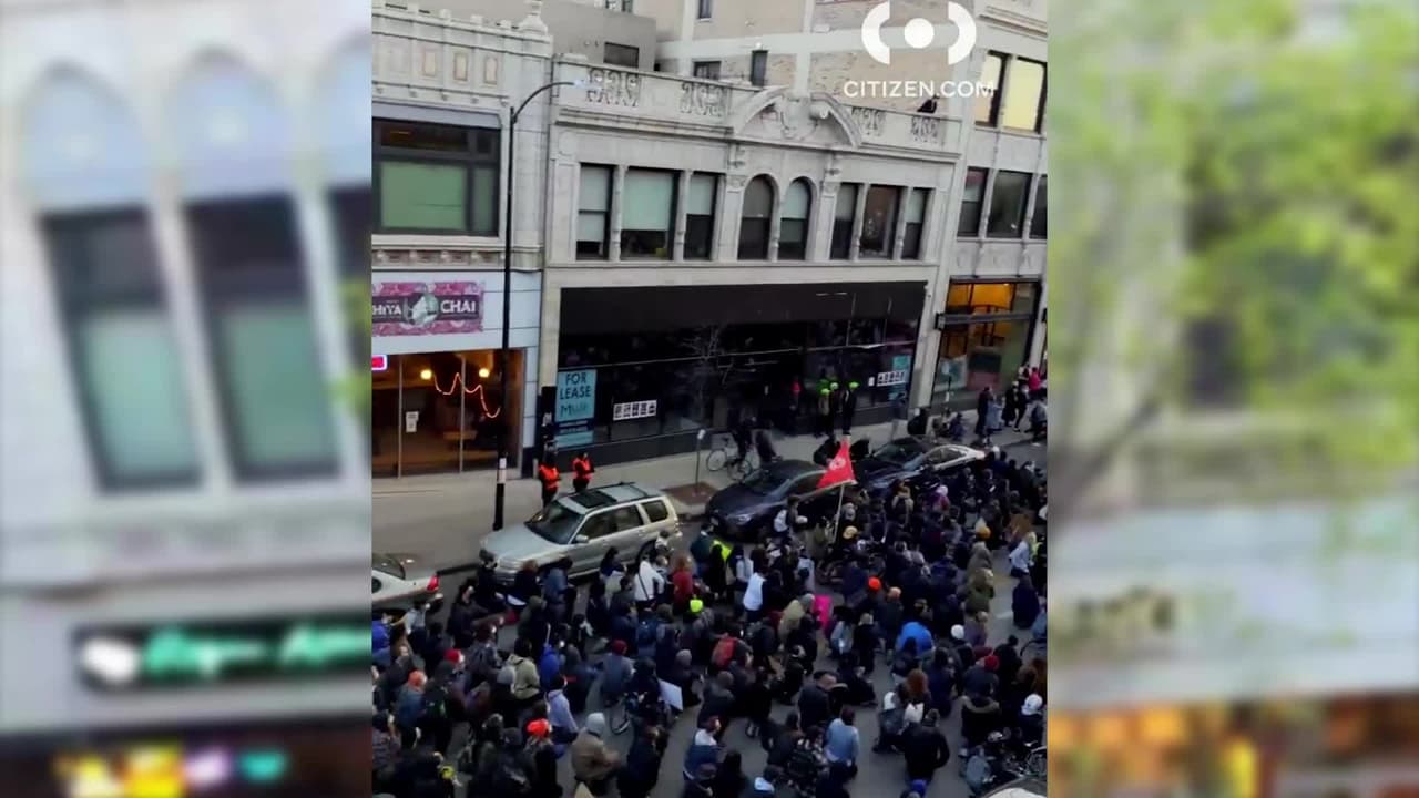 Los protestantes caminaron desde Logan Square hasta la casa de la alcaldesa, Lori Lightfoot.
