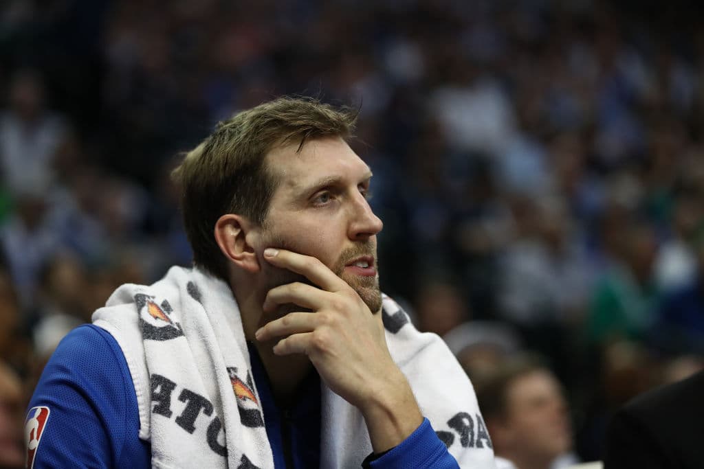 Fueron 21 temporadas extenuentes, largas, donde el físico de Nowitzki se fue mermando hasta que esta temporada le fuera muy difícil moverse al ritmo de una NBA dominada por jugadores fuertes, rápidos y atléticos.