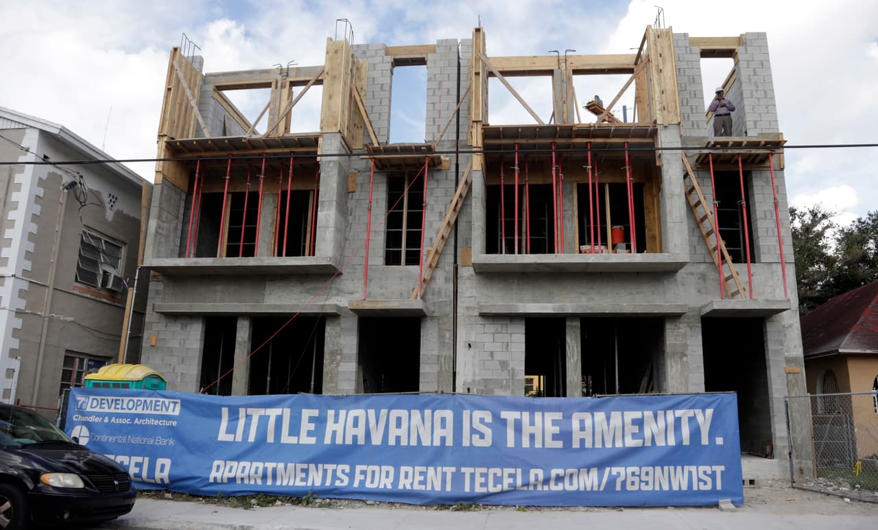"La comodidad es la Pequeña Habana", se puede leer en el edificio que construye Andrew Frey.