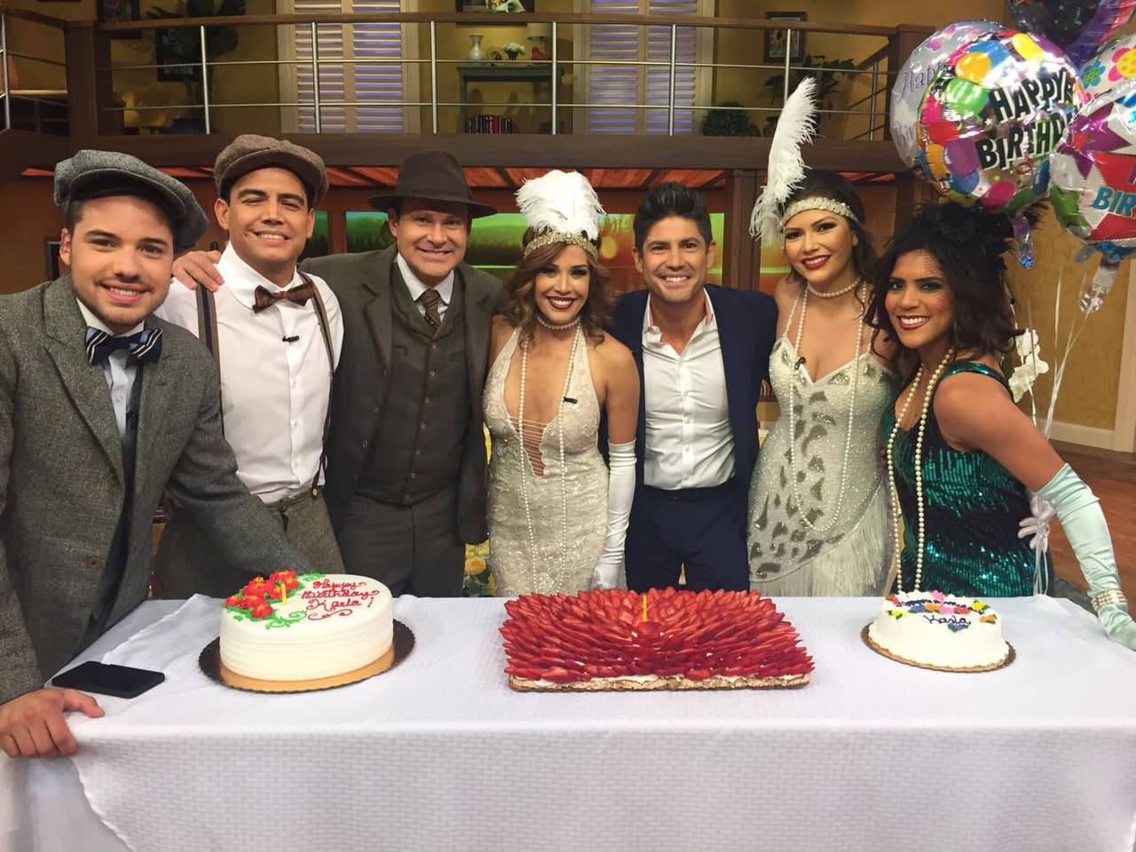 Rodeada de la familia de Despierta América, Karla Martínez estaba lista para soplar las velitas de su pastel de cumpleaños.