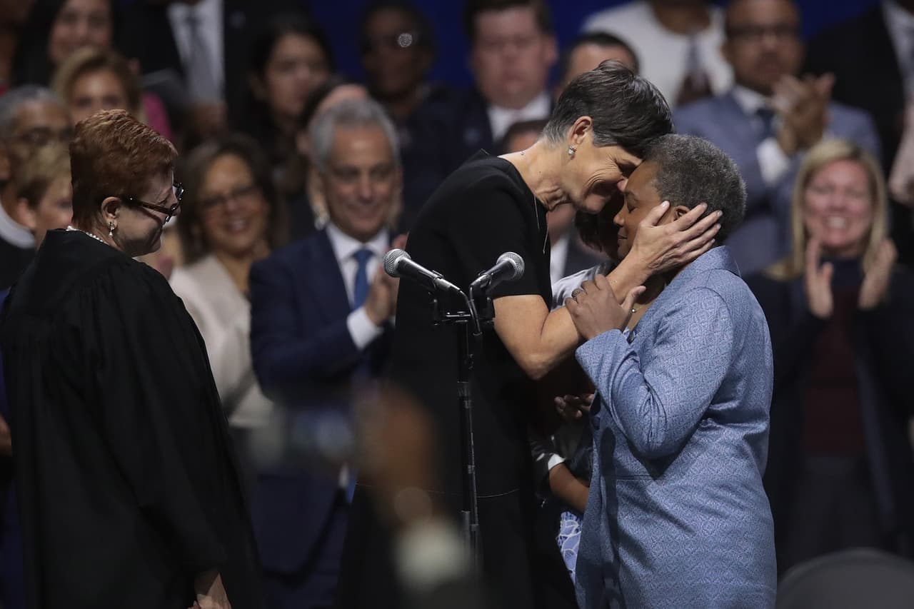 Lori Lightfoot es felicitada por su esposa Amy Eshleman después de hacer su juramento como alcaldesa.