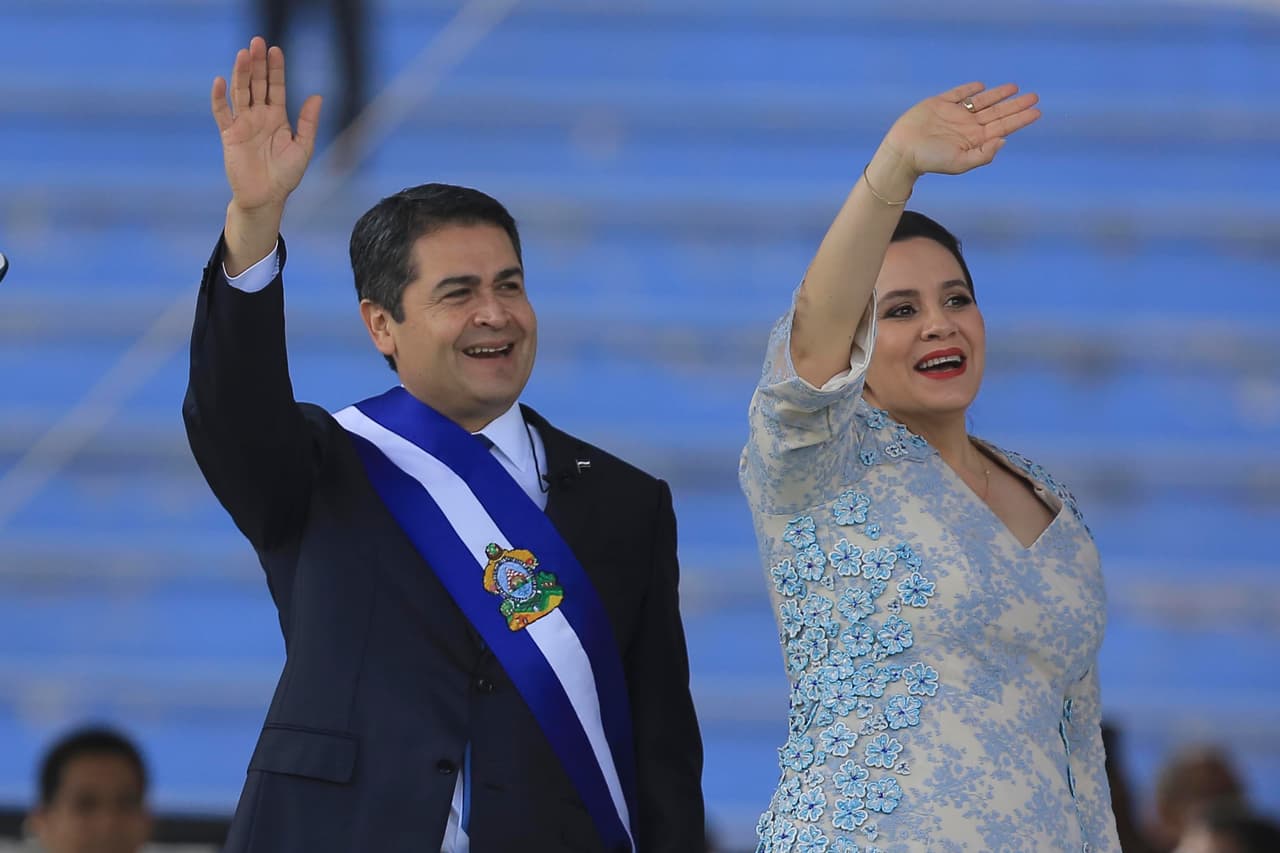 El presidente Juan Orlando Hernández y la primera dama Ana García saludan durante la toma de posesión del cargo este sábado 27 de enero de 2018, en el Estadio Nacional de Tegucigalpa, Honduras.