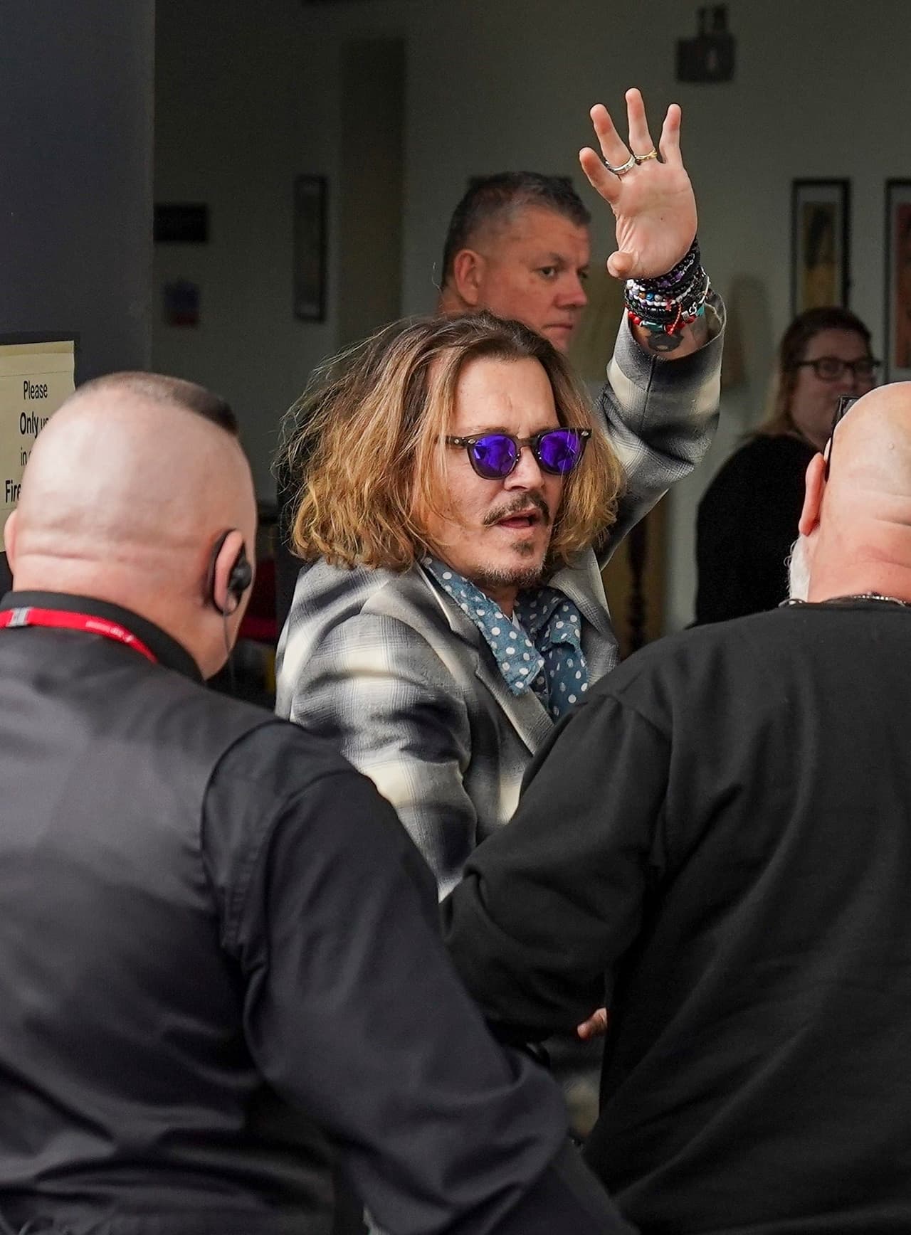 <b>El cabello lo traía despeinado</b>, pero Page Six no pudo confirmar qué tipo de bebida era la que contenía la taza de cerámica con la que fue visto al salir de manera tan abrupta. 
<br>