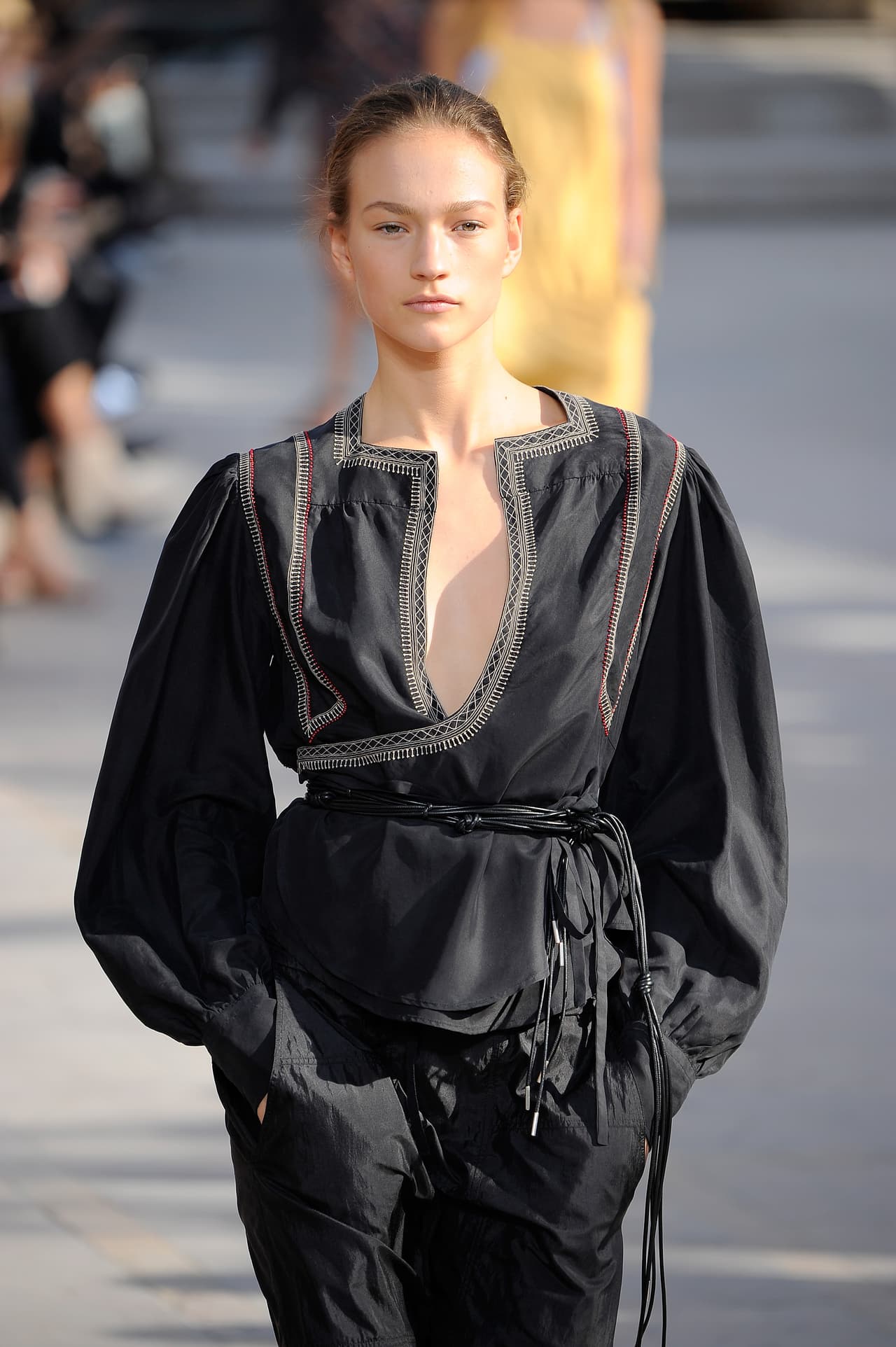 Isabel Marant se ha inscrito en esta tendencia de una forma más relajada. Sus blusas bordadas y amarradas con cordones artesanales también alardean de amplios escotes que una vez más recuerdan que la moda celebra la naturalidad.