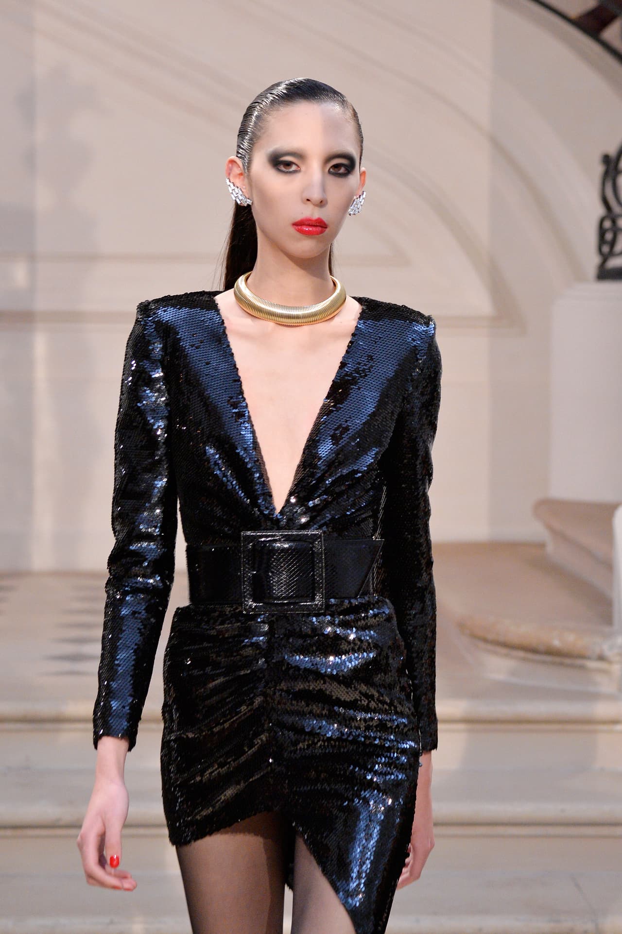 Los vestidos de noche de manga larga y cinturón ancho, como este de la colección veranera de Saint Laurent, serán los mejores aliados de esta tendencia para las ocasiones más formales.