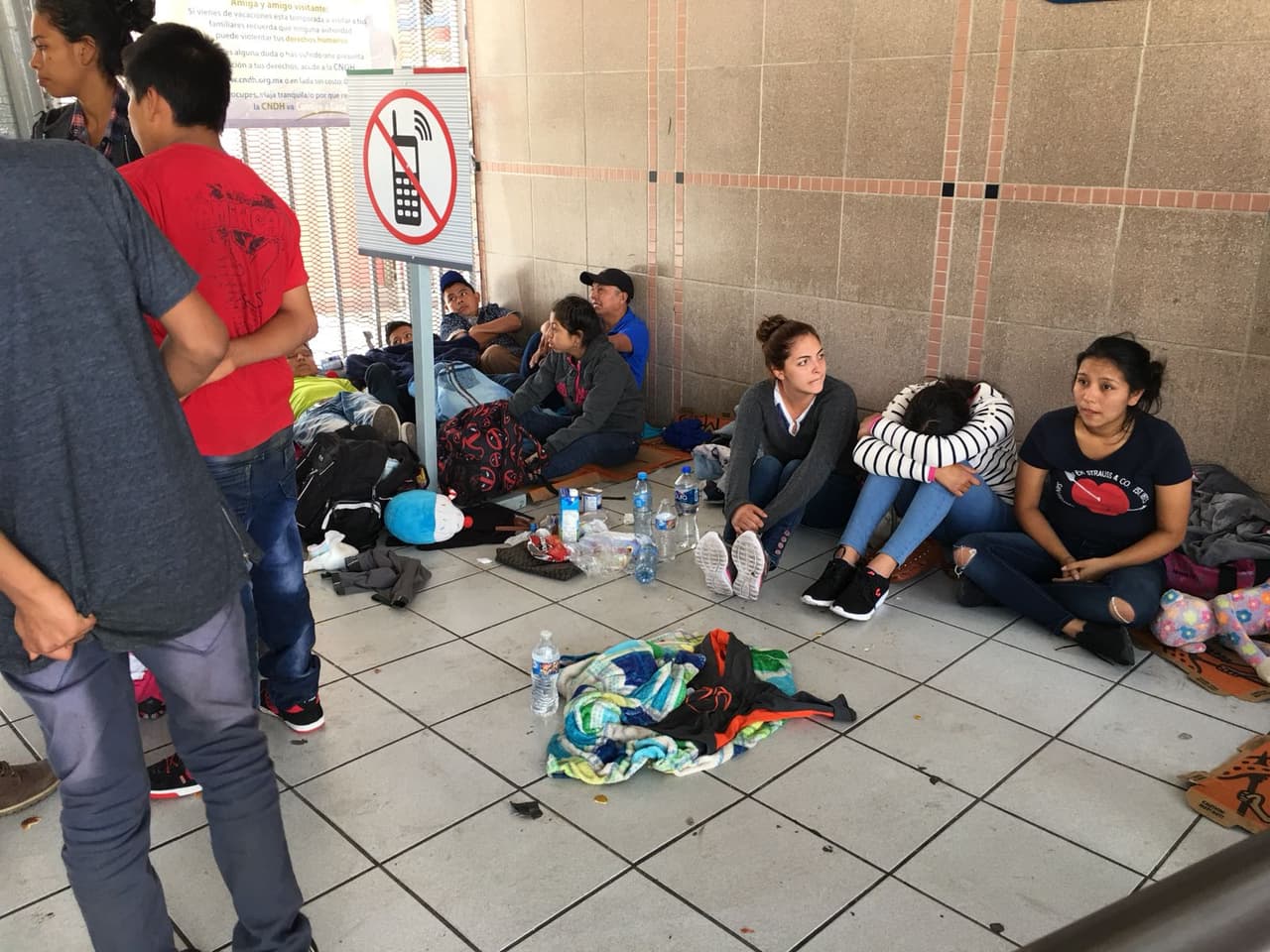 Con botellas de agua y comida los inmigrantes centroamericanos que llegaron a Nogales, esperan cruzar este lunes a territorio estadounidense.