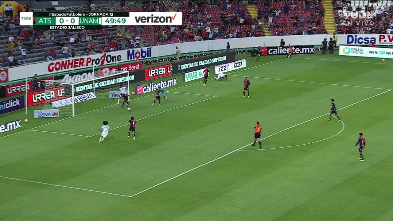 ¡CERCA! Juan Dinenno disparó que se estrella en el poste.