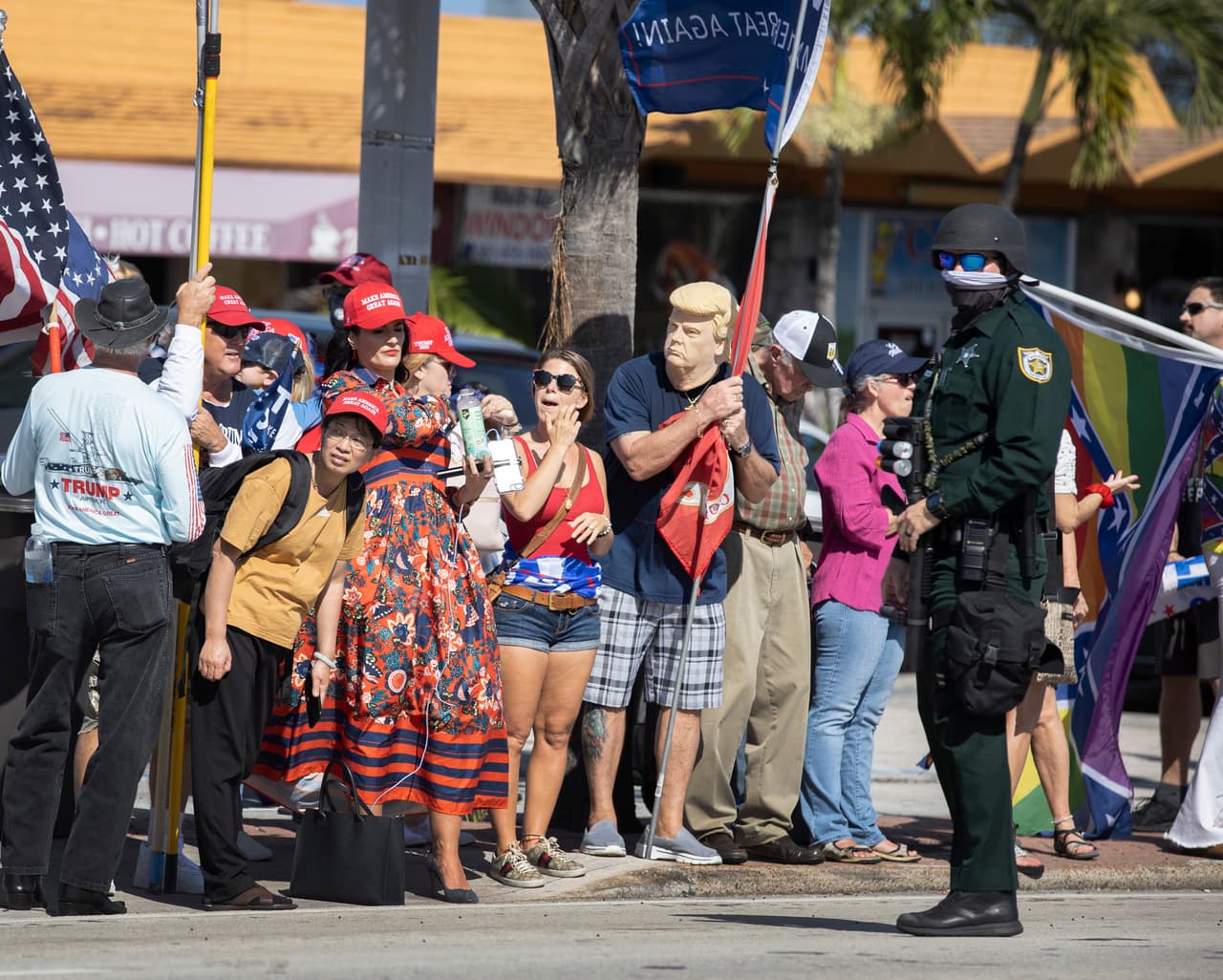 Las personas tenían carteles y disfraces de Trump.